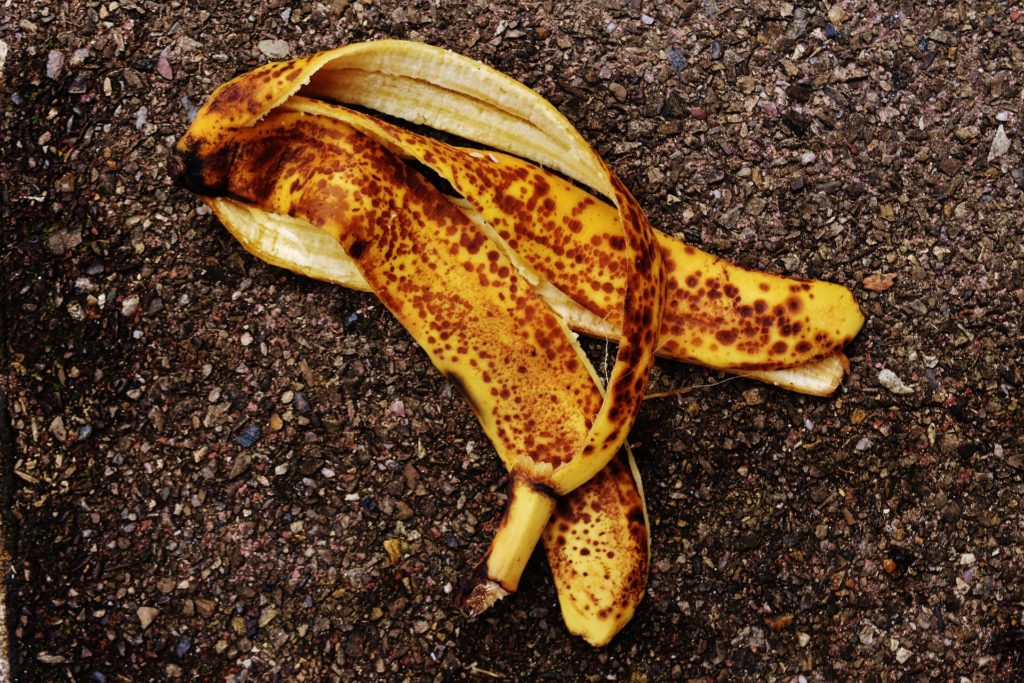 Bananina kora, lekovita, izbeljivanje zuba, bradavice na koži, akne, pore, lečenje psorijaze, analgetik